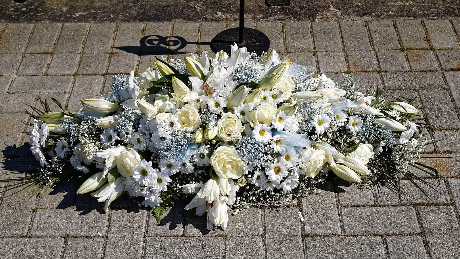 Une gerbe de lys et de roses blanches pour des funérailles