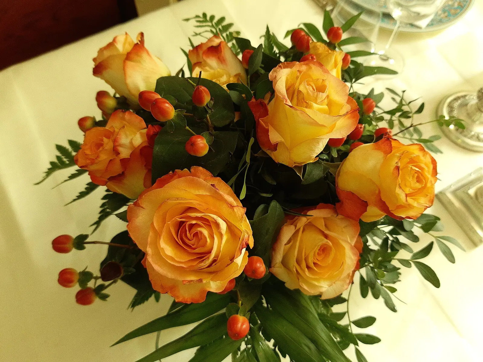 Un bouquet de roses orange sur une table
